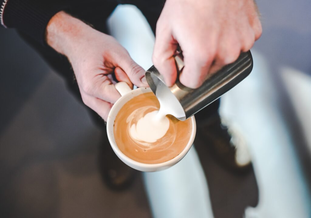 preparando una café con leche